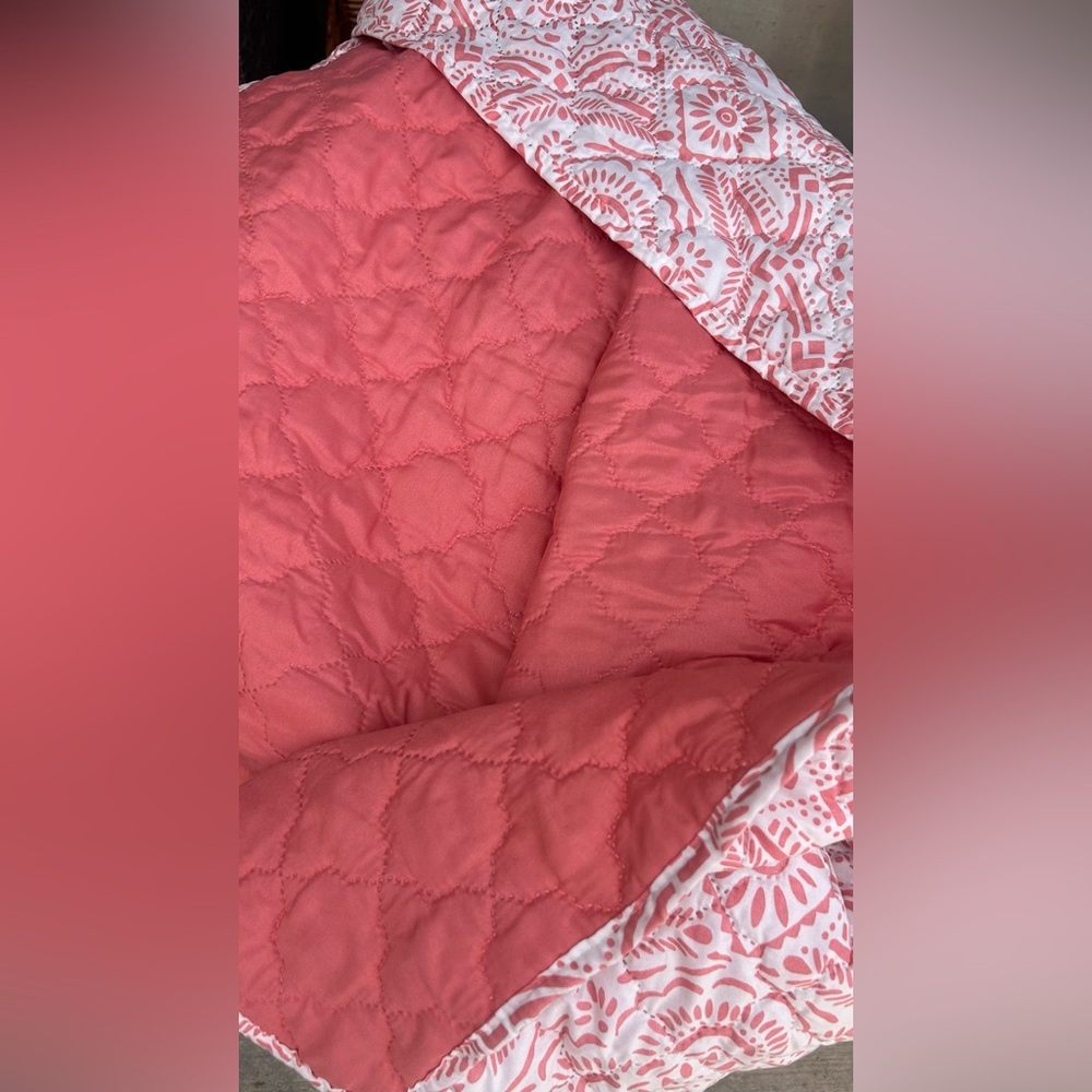 Pink and White Patterned quilt - Picture 2 of 8